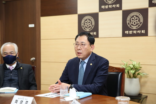▲ 최광훈 회장은 공공심야약국 시범사업 예산 통과에 대해 감사의 뜻을 전했다.