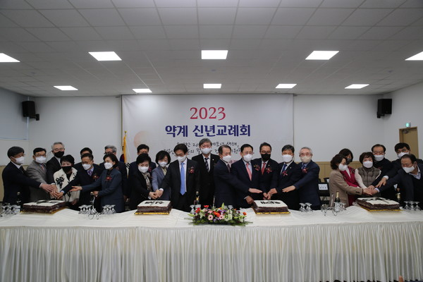 ▲ 약업계 인사들은 축하 케이크 커팅식을 마지막으로 신년 교례회를 마쳤다.