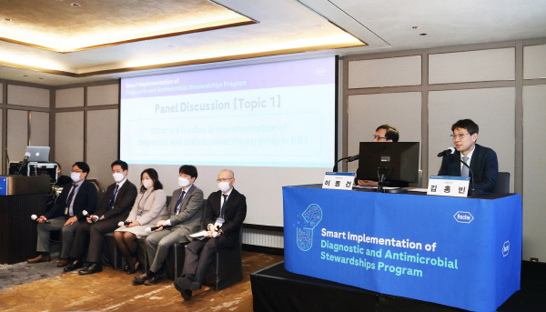 ▲ 한국로슈진단은 ‘진단 및 항생제 관리 프로그램의 스마트한 구현(Smart implementation of diagnostics and antimicrobial stewardships program)’을 주제로 2023년도 항생제 스튜어드십 심포지엄을 주최했다고 밝혔다.
