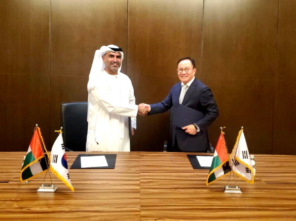 ▲ 메디톡스는 지난 16일(두바이 현지시간) 아랍에미리트(UAE) 아부다비 릭소스 마리나 호텔에서 진행된 한국-UAE 비즈니스 포럼에서 두바이 국영 기업 테콤 그룹(TECOM GROUP)이 소유한 두바이사이언스파크(DUBAI SCIENCE PARK)와 톡신 완제품 공장 건립에 관한 양해각서(MOU)를 체결했다고 17일 밝혔다. 