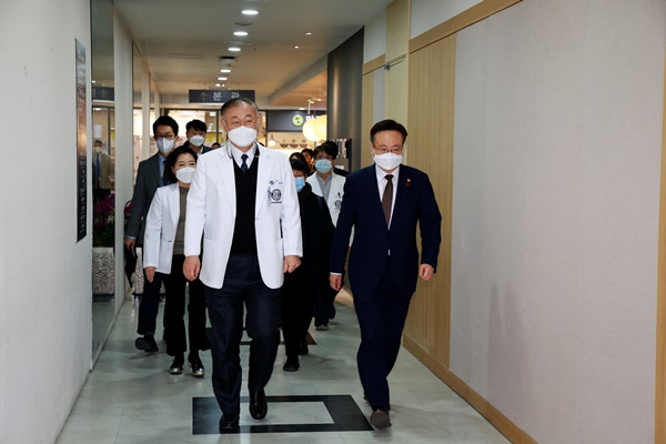 ▲ 보건복지부 조규홍 장관이 20일 권역응급의료센터인 강동경희대병원을 방문했다.