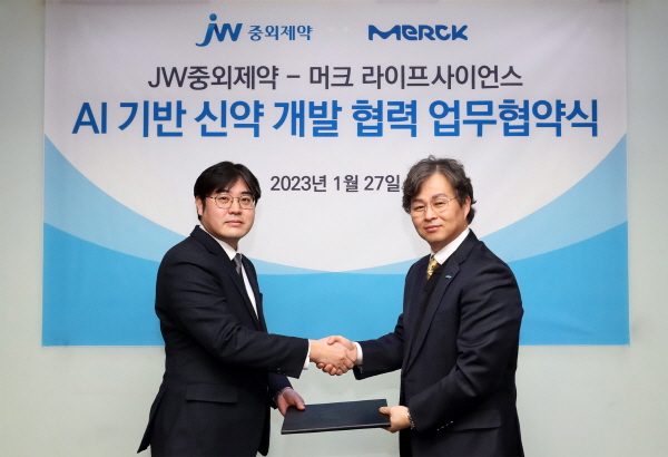 ▲ JW중외제약이 R&D 효율을 높이기 위해 인공지능(AI) 기술을 신약연구에서 원료의약품 연구 분야까지 확장한다.