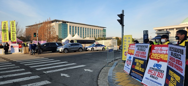 ▲ 간호법이 국회 본회의에 상정될 가능성이 높아지자, 국회 앞에서 간협과 보건복지의료연대 간의 시위전이 벌어졌다.