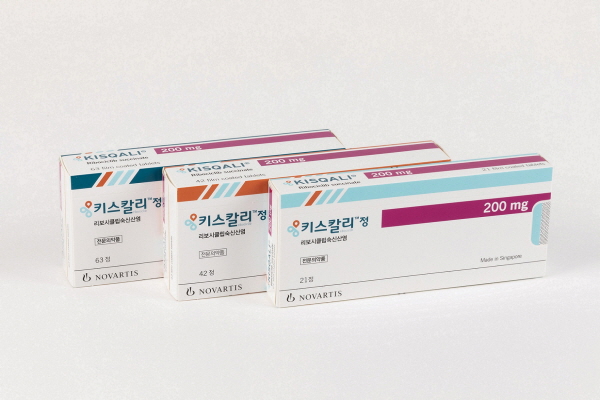 ▲ 한국노바티스는 진행성ㆍ전이성 유방암 치료제 ‘키스칼리(성분명: 리보시클립)’가 미국종합암네트워크 가이드라인(NCCN Guidelines,)에서 CDK4/6 억제제 중 유일하게 HR+/HER2- 폐경 전ㆍ후 유방암 환자의 1차 치료에서 병용요법 관계없이 최상위 등급인 ‘카테고리 1(Category 1)’로 권고됐다고 13일 밝혔다.