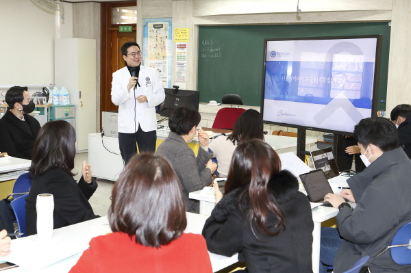 ▲ 세브란스병원이 14일 KT와 함께 청소년이 디지털 환경에서 겪는 문제를 해결하고 사이버 피해를 예방하기 위한 ‘마음키움 교실’을 열었다.