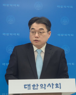▲ 구영준 약국이사는 비대면 진료 플랫폼 모니터링 결과를 발표했다.