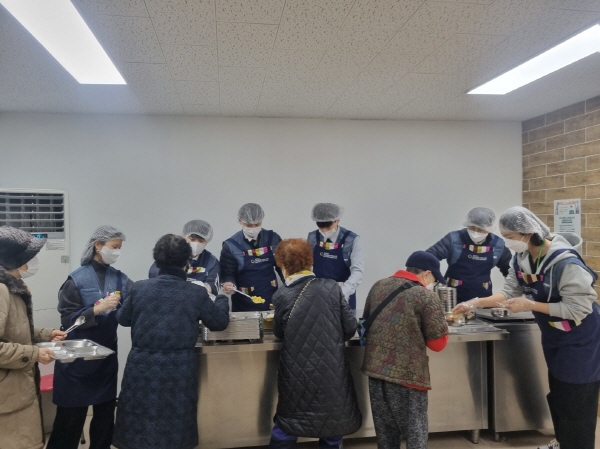 ▲ 유영제약은 지난 23일 서울 서초구 우면종합사회복지관에서 저소득층 독거노인들을 대상으로 올해 첫 무료급식 봉사활동을 펼쳤다.