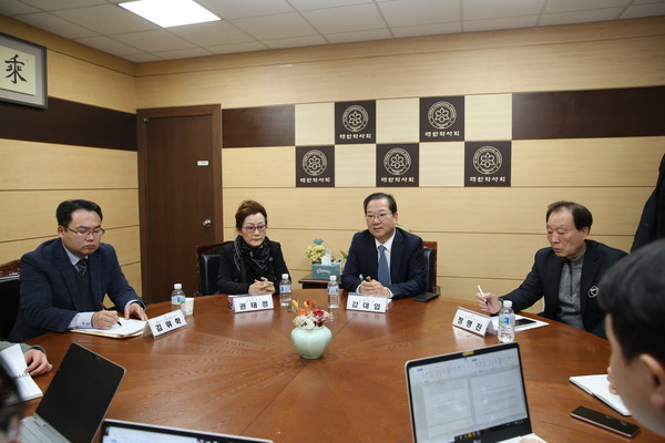 ▲ 대한약사회 총회 의장단은 오는 14일 정기 대의원 총회를 앞두고 적극적인 토론을 할 수 있는 환경을 만들겠다고 밝혔다.
