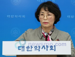 ▲ 대한약사회 안화영 본부장이 2023년도 다제약물 관리사업 계획을 설명하고 있다.