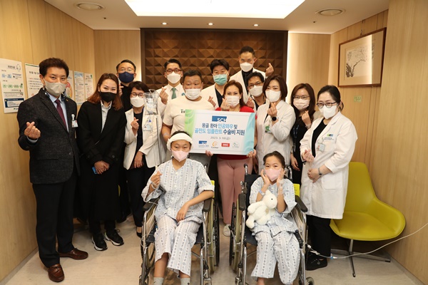 ▲ 순천향대서울병원은 지난 9일 몽골 어린이 2명에게 골전도임플란트 삽입수술과 인공와우 삽입수술을 지원했다. 
