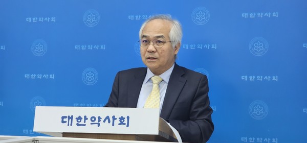 ▲ 대한약사회 김대원 부회장은 한시적 비대면 진료 허용 체제가 종료돼야 하는 이유를 설명했다.