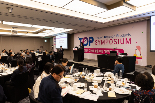 ▲ 한국오가논은 4일, JW메리어트 호텔 서울에서 건강한 여성의 삶을 위한 ‘현명한 선택’을 주제로 자사의 주요 여성건강 포트폴리오인 폐경 호르몬 치료제 리비알과 장기간 가역적 피임제 임플라논을 조명한 ‘Trust Organon Product(TOP)’ 심포지엄을 개최했다고 밝혔다. 