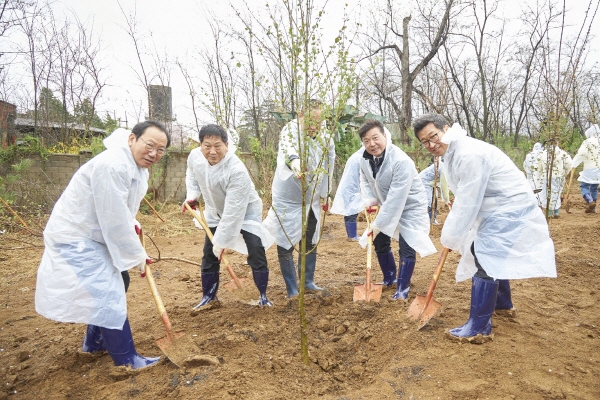 ▲ 보령과 예산군이 식목일을 맞이해, 5일 예산군 창소공원(예산읍 창소리 103-25)에서 나무심기 행사를 개최했다.