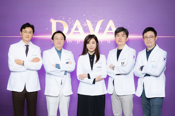 ▲ 대웅제약은 지난 15일 서울 여의도 콘래드 호텔에서 ‘다바 심포지엄 (DAVA SYMPOSIUM)’을 열고 자사 턱밑 지방 개선 주사제 ‘브이올렛(V-OLET)’의 홍보대사 겸 자문의 8인을 위촉했다고 밝혔다. 