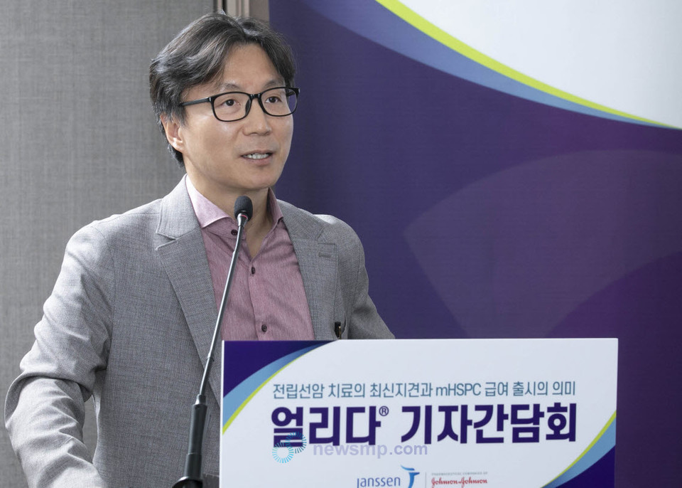 ▲ 한국얀센은 25일, 서울 소공동 플라자호텔에서 국립암센터 비뇨기의학과 정재영 교수를 초청, 전립선암의 특징과 얼리다 급여 적용의 의미를 조명하는 기자간담회를 개최했다. 정재영 교수는 급여 적용의 근거가 된 TITAN 연구에 대해 "더 이상 1차 치료에서 호르몬 차단 단독요법을 사용하지 말고, 적극적으로 얼리다를 사용하자는 메시지 주는 데이터”라고 의미를 부여했다.