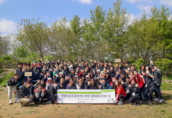 ▲ 헤일리온(Haleon) 한국법인 임직원들이 4월 지구의 달을 맞아 지난 26일 서울시 마포구 노을공원에서 나무 심기 캠페인을 진행했다. 