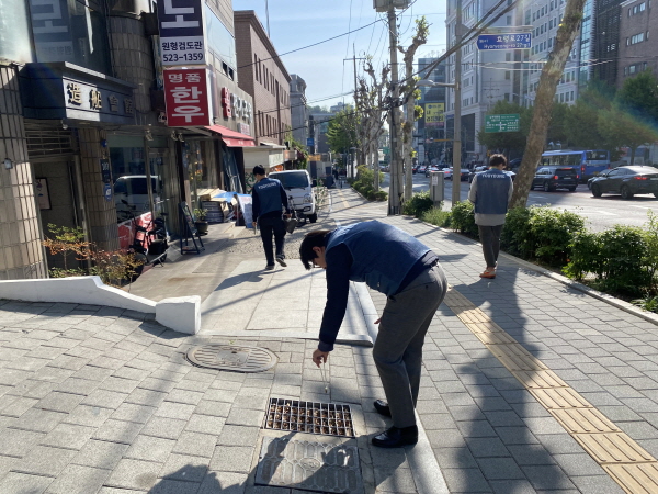 ▲ 유영제약은 28일 지역사회 환경 보호를 위해 서초구 방배동에 위치한 유영제약 서울사무소 사옥 인근에서 ‘1사 1거리 쓰레기 줍기’ 환경정화 봉사활동을 펼쳤다고 밝혔다.