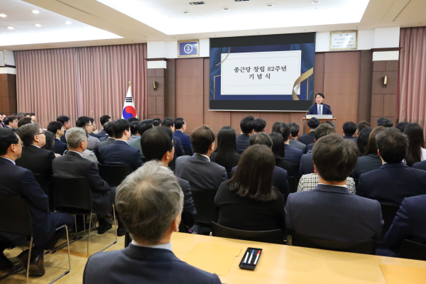 ▲ 종근당(대표 김영주)은 4일 서울 충정로 본사에서 이장한 회장을 비롯해 임직원 180여 명이 참석한 가운데 창립 82주년 기념식을 가졌다.