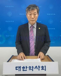 ▲ 대한약사회 박상룡 홍보이사가 약사회에서 추진하고 있는 약국형 건기식 소분 판매 사업에 대해 설명하고 있다.