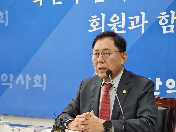 ▲ 대한약사회 최광훈 회장은 30일 기자간담회를 통해 비대면 진료 시범사업에 대한 의견을 발표했다.