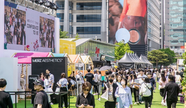 ▲ 멀츠 에스테틱스는 지난 5월 13일 코엑스에서 개최한 ‘컨피던스 투 비(Confidence To Be) 페스티벌’의 음료 판매 수익금 전액을 밀알복지재단에 기부했다고 9일 밝혔다.