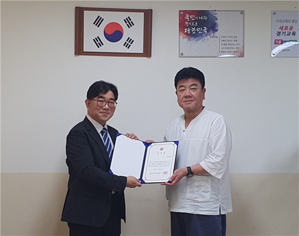 ▲ 용인시의사회는 2022 청소년 UCC 공모전에서 대상을 수상한 초당중학교에 감사장을 전달했다고 밝혔다.