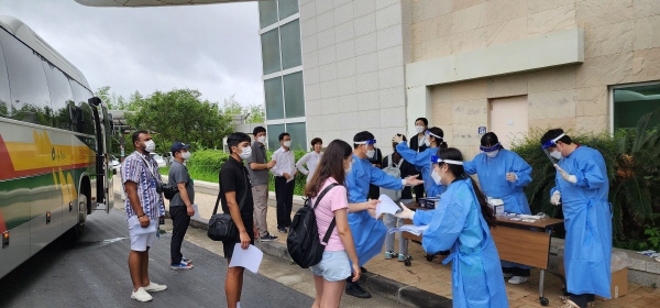 ▲ 고려대학교 안암병원 의료진이 버스에서 내린 참가자들에게 코로나19 항원 신속진단검사를 시행하고 있다