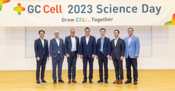▲ GC셀 제임스박 대표(왼쪽 4번째)와 김호원 CTO(오른쪽 1번째)