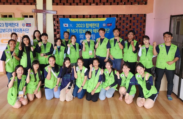 ▲ 한양대병원 의료진이 캄보디아 캄포트 주 봇뱅 마을과 수도 프놈펜에서 의료봉사 활동을 펼쳤다.