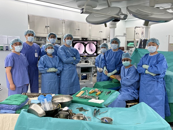 ▲ 전남대병원 정형외과 김명선 교수 연구팀이 ‘3D-금속프린팅 환자 맞춤형 인공 팔꿈치관절 부분 치환술’ 임상 수술에 성공했다.