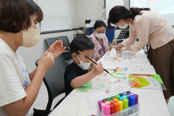 ▲ 가톨릭대학교 인천성모병원이 최근 소아재활 및 희귀질환 환아와 가족을 위한 ‘예술교육 프로그램’을 진행했다