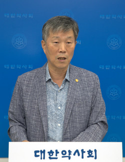 ▲ 박상룡 대한약사회 홍보이사는 대체조제 활성화 연구용역에 대해 설명했다.