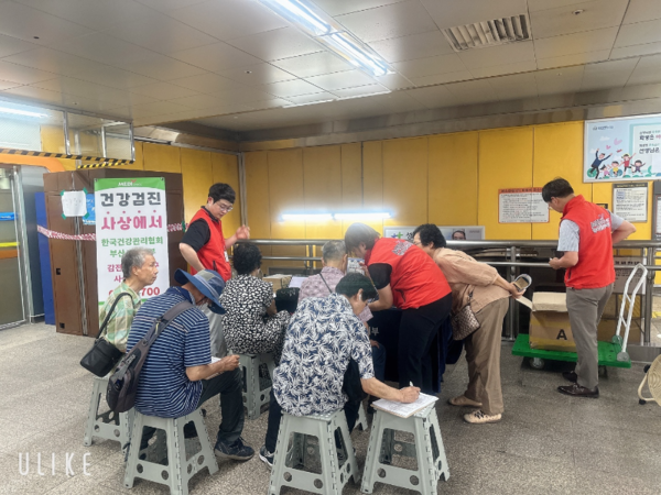 ▲ 한국건강관리협회 부산서부검진센터는 지난 22일(화) 지하철 1호선 자갈치역에서 건강캠페인을 실시했다.