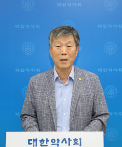 ▲ 박상룡 홍보이사는 오는 9월 5일부터 2개월 동안 약가 인하 품목에 대한 서류반품을 진행한다고 밝혔다.