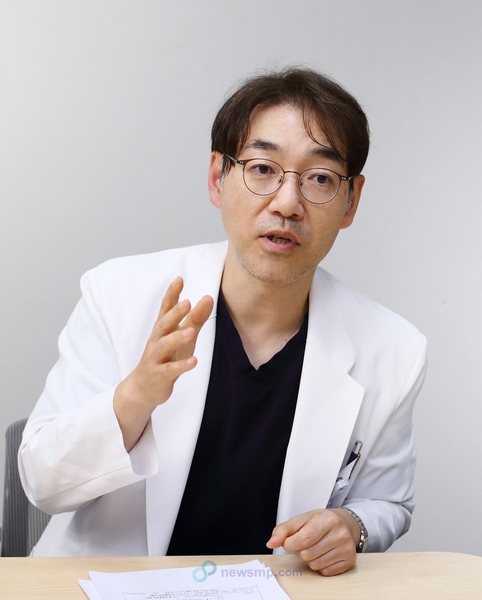 ▲ 서존 교수는 “죽상경화성 심혈관질환 환자에게 재발은 치명적이기 때문에 의료진은 자연히 개정된 지침을 따를 수밖에 없다”며 “나아가 환자에게 실질적인 치료 혜택을 주기 위해서는 PCSK9 억제제 같은 효과적인 치료 옵션의 급여 기준 또한 최신 진료지침을 반영해 개선할 필요가 있다”고 역설했다.