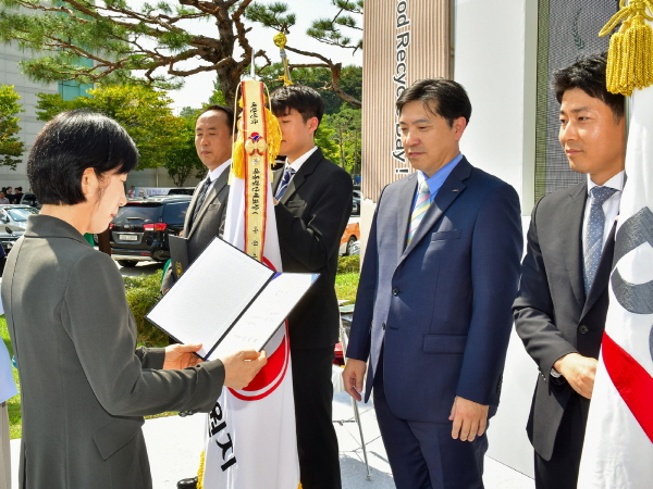 ▲ 일동제약이 ‘제15회 자원순환의 날’을 맞아 환경부가 주최하는 ‘2023 자원순환 선도기업 대상’ 시상식에서 국무총리 표창을 받았다