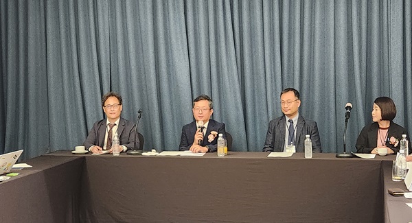 ▲ 윤웅용 회장(왼쪽에서 두번째)이 기자간담회에서 회장 연임에 대한 소감을 말하고 있다.