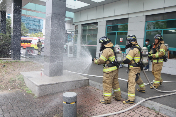 ▲ 대전을지대학교병원이 21일 오후 병원 응급실과 지상 전기차 충전소 등지에서 화재 대응 훈련을 실시했다. 