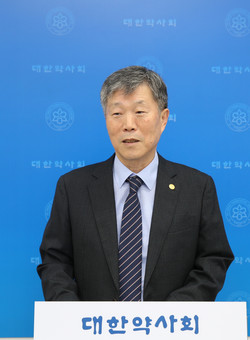 ▲ 박상룡 홍보이사는 약사회가 약평원에 연 5000만원의 재정 지원을 시작한다고 발표했다.