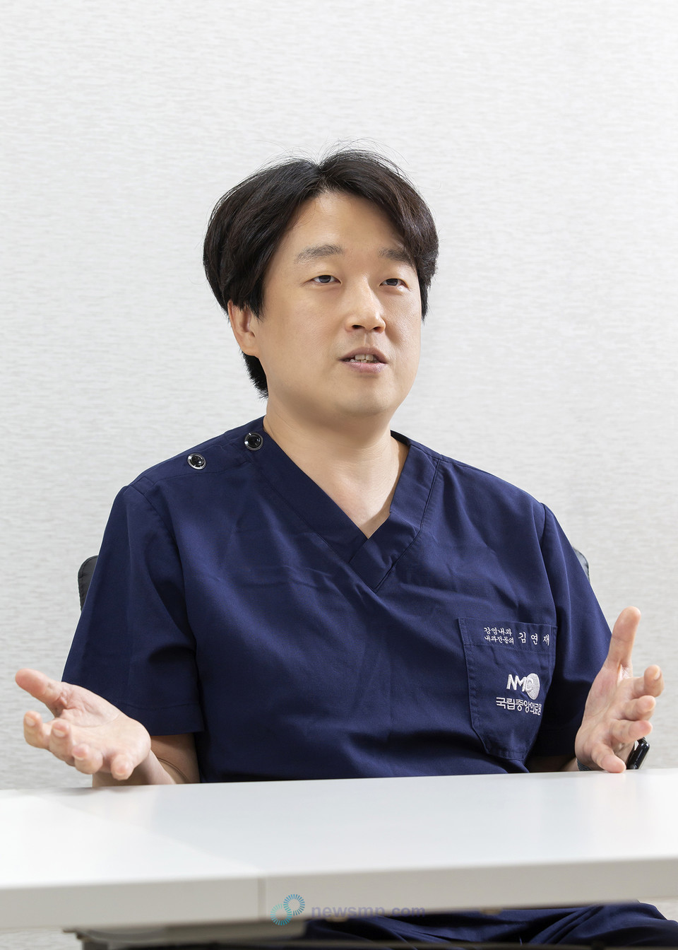 ▲ HIV 치료제의 패러다임이 전환되고 있다. 바이러스 억제 효과를 넘어 장기간 삶의 질을 유지하면서 투약을 이어갈 수 있도록 편의성을 앞세우기 시작한 것. 실례로 GSK는 최소 3가지 성분 이상의 약제를 복용하도록 했던 HIV 치료의 고정관념을 깨고 2제 요법의 시대를 개척한데 이어 최근에는 장기지속형 주사제를 통해 패러다임 전환을 이끌고 있다. 이와 관련, 의약뉴스는 국립중앙의료원 감염내과 김연재 교수를 만나 임상 현장에서 바라본 2제 요법의 가치와 HIV 치료의 미래를 조명했다.