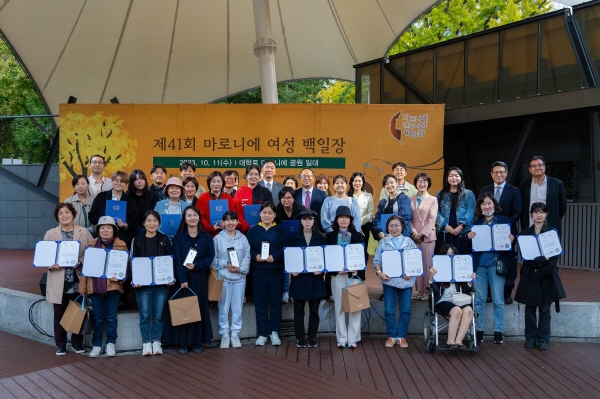 ▲ 동아쏘시오그룹은 지난 11일 서울 종로구 마로니에 공원에서 개최된 ‘제41회 마로니에 여성 백일장’이 성황리에 막을 내렸다고 12일 밝혔다.