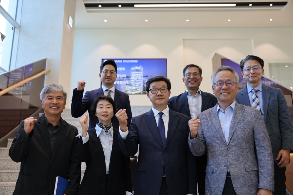 ▲ 한국제약바이오협회는 10일 경기도 안산시 반월캠퍼스의 에스티팜 이노베이션 센터를 방문, mRNA 백신 개발 현황과 애로사항에 대해 논의했다고 밝혔다.