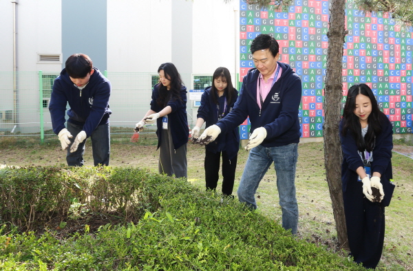 ▲ 삼성바이오로직스는 12일(목) 인천 송도 삼성바이오로직스 본사에서 신규 입사자(신입ㆍ경력 포함) 입사 1주년 기념 행사인 ‘삼바 페스타(SAMBA FESTA)’를 개최했다고 밝혔다.