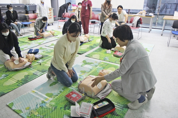 ▲ 대전을지대학교병원 진료협력센터는 19일 오후 협력의료기관 직원들을 대상으로 ‘심폐소생술 교육’을 실시했다.