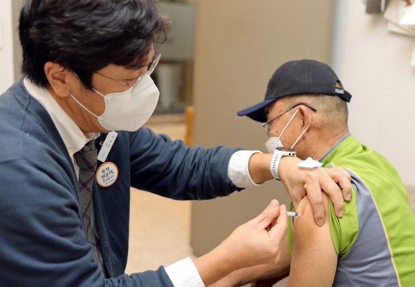 ▲ 모더나는 정부의 2023~2024 절기 코로나19 예방접종 추진계획에 따라 19일, 65세 이상 등 고위험군을 대상으로 업데이트된 코로나19 백신 ‘스파이크박스엑스주’의 접종이 시작됐다고 밝혔다.