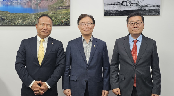 ▲ (왼쪽부터)황규석 부회장, 최재형 의원, 박명하 회장.