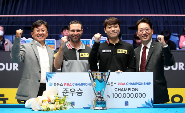 ▲ 휴온스는 지난 30일 경기도 고양시 '고양 킨텍스 PBA 스타디움'에서 열린 휴온스 PBA-LPBA 챔피언십에서 소속 선수 최성원이 세트 스코어 4:1로 하비에르 팔라존(스페인)을 꺾고 우승을 차지했다고 밝혔다.