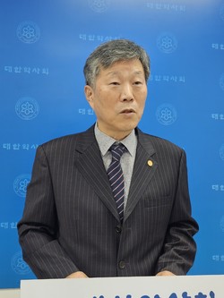 ▲ 대한약사회 박상룡 이사가 민원 원스톱 전화 운영 성과를 소개하고 있다.