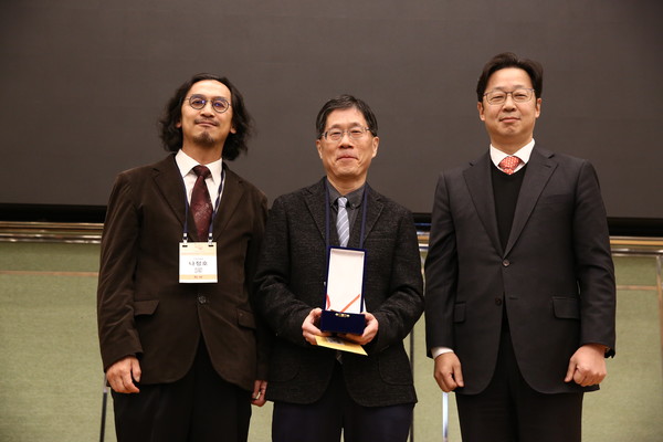 ▲ 이형 교수(가운데)가 동아 뉴로프런티어 학술상을 수상했다.