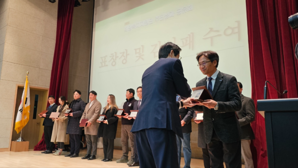 ▲ 한국건강관리협회 부산서부검진센터가 지난 24일(금) 사하구청 민관협력부문 감사패를 수상했다